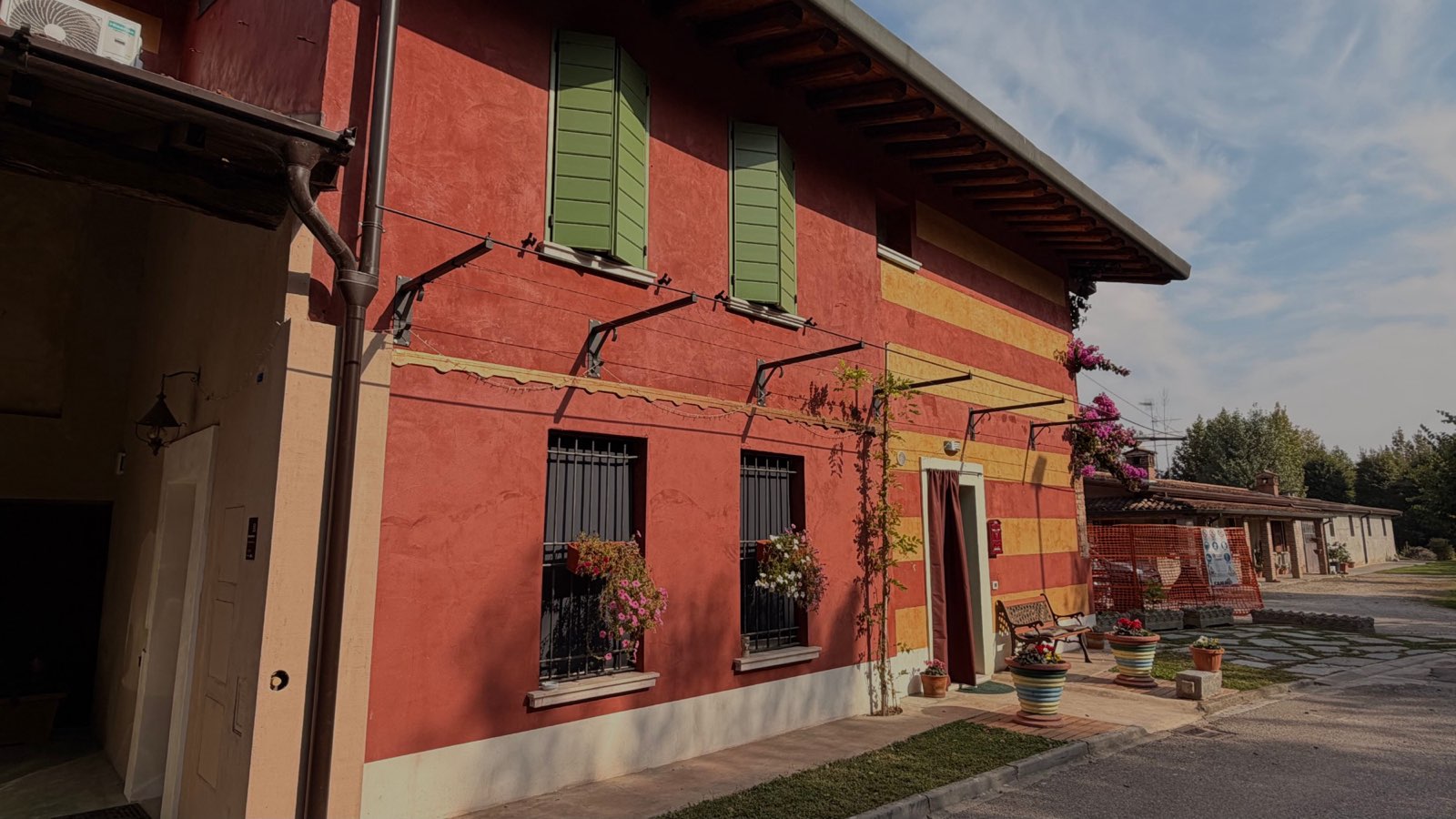La facciata rossa e ocra del Mulino di Angelina